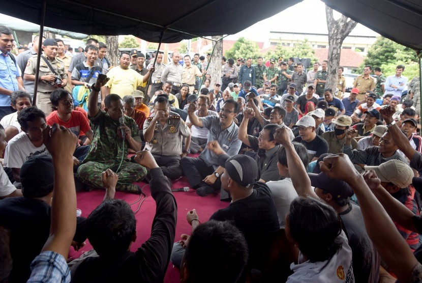 Wakil Gubernur Jawa Timur Saifullah Yusuf (tengah) memberikan arahan ke warga eks anggota Gerakan Fajar Nusantara (Gafatar) di penampungan Asrama Transito Dinas Transmigrasi dan Kependudukan Jawa Timur, Surabaya, Jawa Timur, Senin (25/1).