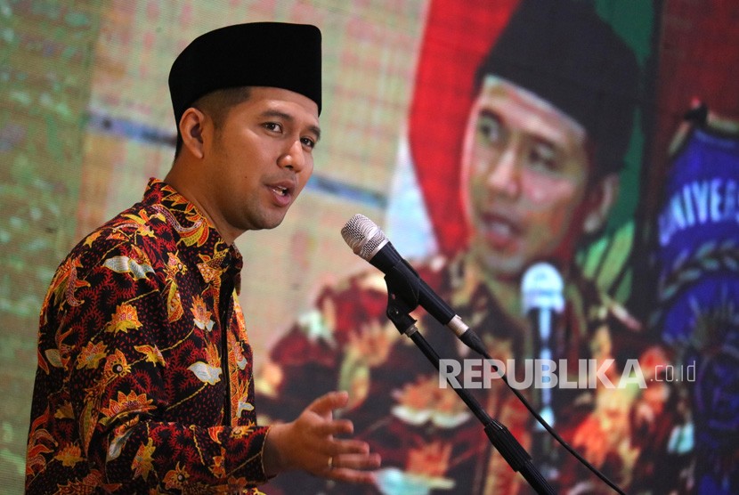 Wakil Gubernur Jawa Timur terpilih Emil Elestianto Dardak berpidato saat Milad ke-106 Muhammadiyah di Universitas Muhammadiyah Surabaya, Jawa Timur, Ahad (18/11/2018).