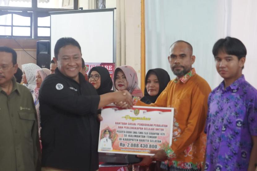 Wakil Gubernur Kalimantan Tengah (Kalteng) Edy Pratowo membuka secara resmi Jambore UMKM (Usaha Mikro Kecil Menengah) Wilayah Timur Kalteng 2023.