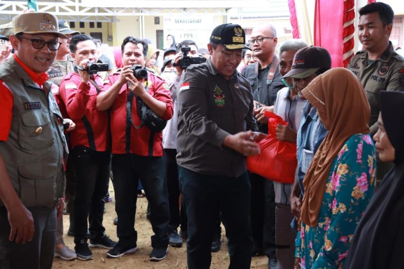Wakil Gubernur Kalimantan Tengah (Kalteng) Edy Pratowo meninjau sekaligus membuka Pasar Penyeimbang/Pasar Murah di Kantor Camat Pematang Karau, Kabupaten Barito Timur, Jumat (2/2/2024). 