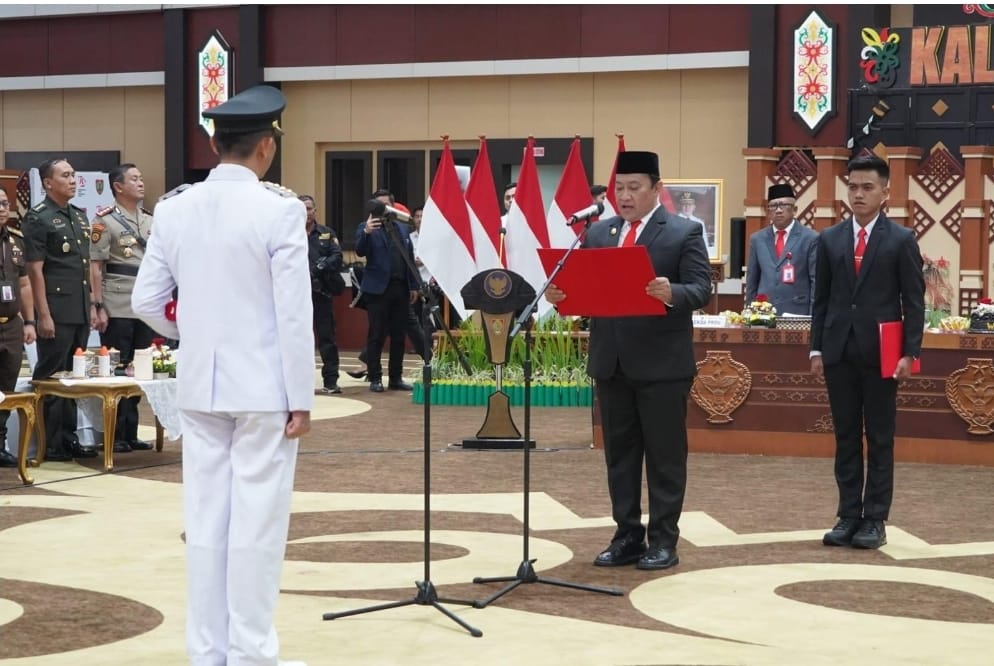 Wakil Gubernur Kalimantan Tengah (Kalteng) H. Edy Pratowo atas nama Presiden Republik Indonesia Prabowo Subianto melantik Penjabat (Pj) Wali Kota Palangka Raya, bertempat di Aula Jayang Tingang Lt. II, Kantor Gubernur Kalteng, Rabu (11/12/2024).