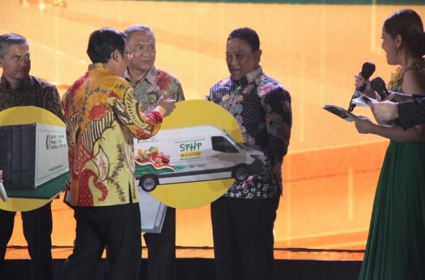 Wakil Gubernur Kalimantan Tengah (Kalteng) H. Edy Pratowo beserta menerima secara simbolis Bantuan Mobil Operasional untuk kegiatan Stabilisasi Pasokan dan Harga Pangan (SPHP) dari Kepala Badan Pangan Nasional.