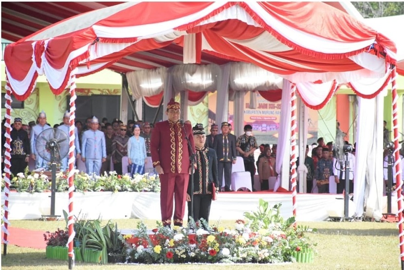 Wakil Gubernur Kalimantan Tengah (Wagub Kalteng) H. Edy Pratowo ketika memimpin Upacara Peringatan Hari Jadi ke-21 Kabupaten Murung Raya, Selasa (1/8/2023) di Stadion Dr. Willy M. Yoseph, Puruk Cahu.