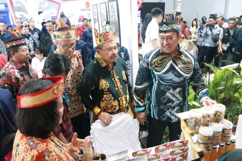 Wakil Gubernur Kalteng Edy Pratowo secara resmi membuka Kalteng Expo Tahun 2024 yang digelar dari pada 11-15 Mei 2024 yang dipusatkan di Area Pameran Temanggung Tilung, Palangka Raya, Sabtu (11/5/2024).
