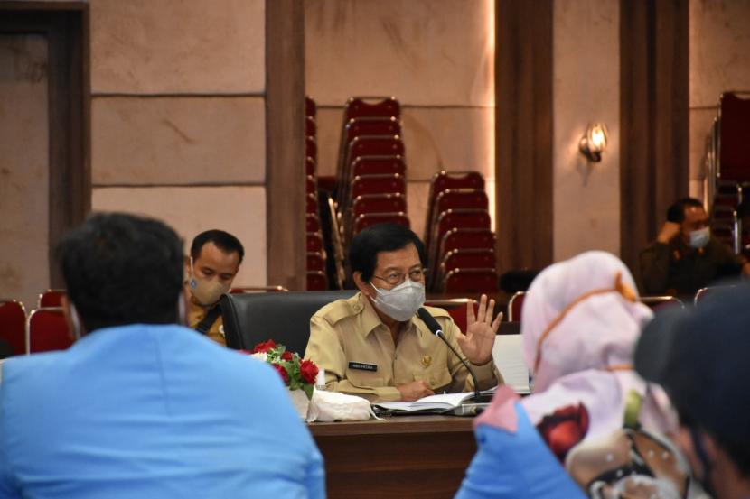 Wakil Gubernur Kepulauan Bangka Belitung (Babel), Abdul Fatah menerima audiensi yang dilakukan oleh perwakilan mahasiswa Universitas Bangka Belitung di Ruang Pasir Padi Kantor Gubernur Kepulauan Bangka Belitung, Senin (5/10).
