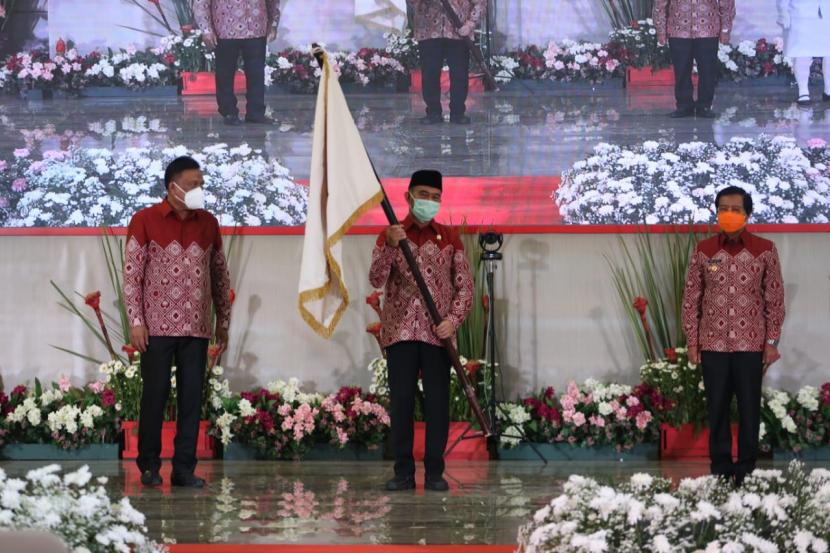 Wakil Gubernur Kepulauan Bangka Belitung (Babel), Abdul Fatah menerima Bendera Pataka Hari Kesetiakawanan Sosial Nasional (HKSN) sebagai tanda bahwa Provinsi Kepulauan Bangka Belitung menjadi Tuan Rumah Peringatan Puncak Hari Kesetiakawanan Sosial Nasional tahun depan. 