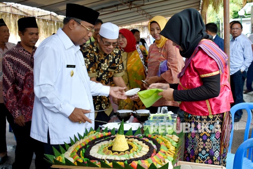 Wakil Gubernur NTB Muhammad Amin meresmikan Kampung Wisata Halal Kangkong di Jalan Merpati, Karang Jangkong Cakranegara, Mataram, NTB, Rabu (10/1).