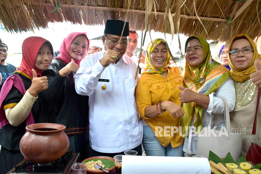 Wakil Gubernur NTB Muhammad Amin meresmikan Kampung Wisata Halal Kangkong di Jalan Merpati, Karang Jangkong Cakranegara, Mataram, NTB, Rabu (10/1).