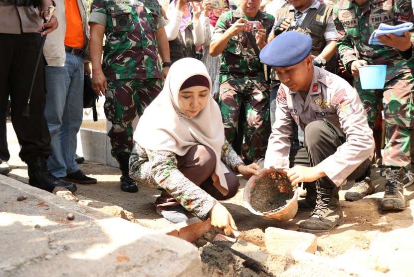 Wakil Gubernur Nusa Tenggara Barat (NTB) Sitti Rohmi Djalilah melakukan peletakan batu pertama pembangunan hunian tetap (huntap) tahan gempa yang dilanjutkan dengan pemasangan konstruksi Rumah Instan Sederhana Sehat (Risha) di Dusun Lokok Beru, Desa Salut, Kecamatan Kayangan, Kabupaten Lombok Utara, Selasa (25/9).