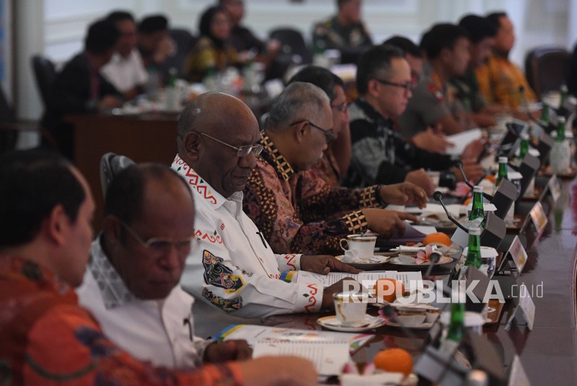 Wakil Gubernur Papua Klemen Tinal (ketiga kiri) mengikuti rapat terbatas di Kantor Presiden, Jakarta, Jumat (17/1/2020). 