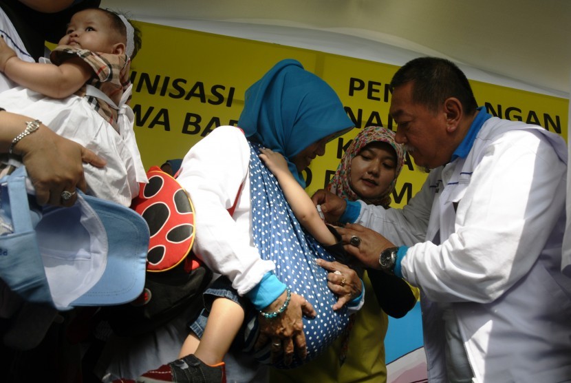 Wakil Gubernur Provinsi Jawa Barat, Deddy Mizwar (kanan) memberikan vaksin kepada balita pada Pekan Imunisasi Nasional (PIN) Polio 2016 di Kantor Bio Farma, Bandung, Jawa Barat, Selasa (8/3). 