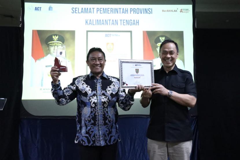 Wakil Gubernur Provinsi Kalimantan Tengah Edy Pratowo dan Founder of ACT Consulting International Ary Ginanjar Agustian dalam acara penghargaan BerAKHLAK Tahun 2022 di Menara 165 Jakarta.