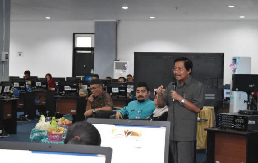Wakil Gubernur Provinsi Kepulauan Bangka Belitung (Babel), Abdul Fatah resmi menutup Pelatihan Penilaian Mandiri Reformasi Birokrasi (PMRB) di Ruang CAT, Lt. IV Kantor Gubernur Kep. Bangka Belitung, Jumat (6/3)