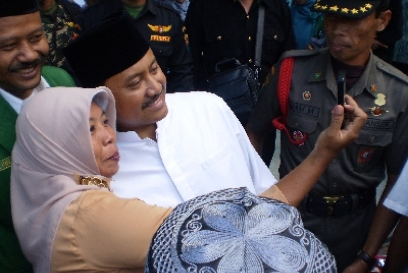 Wakil Gubernur Saifullah Yusuf berfoto dengan seorang muslimat.