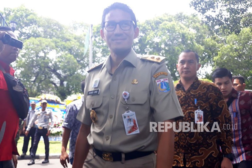  Wakil  Gubernur Sandiaga Uno turut melayat ke rumah duka atas meninggalnya adik Presiden RI kedua Soeharto, Probo Sutedjo, Senin (26/3) pukul 12.00 WIB.