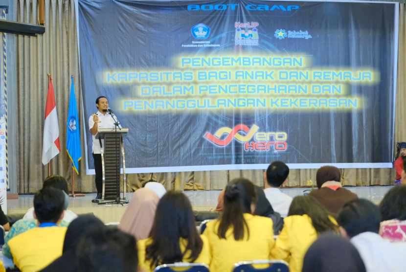 Wakil Gubernur Sulawesi Selatan Andi Sudirman Sulaiman acara kemah bagi siswa-siswi SMA di Makassar, Rabu (6/11)