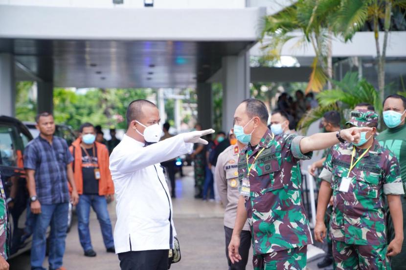 Wakil Gubernur Sulawesi Selatan, Andi Sudirman Sulaiman mengenakan masker dan menggalakkan Gerakan Memakai Masker untuk memutus mata rantai penyebaran virus Covid-19