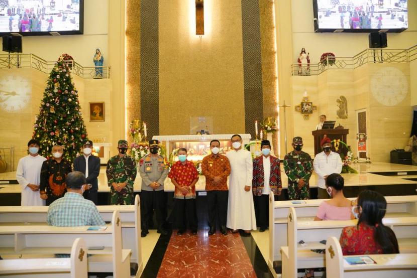 Wakil Gubernur Sulsel Andi Sudirman Sulaiman bersama unsur Forkopimda memantau pelaksanaan malam Natal di sejumlah gereja di Makassar, Kamis (24/12)