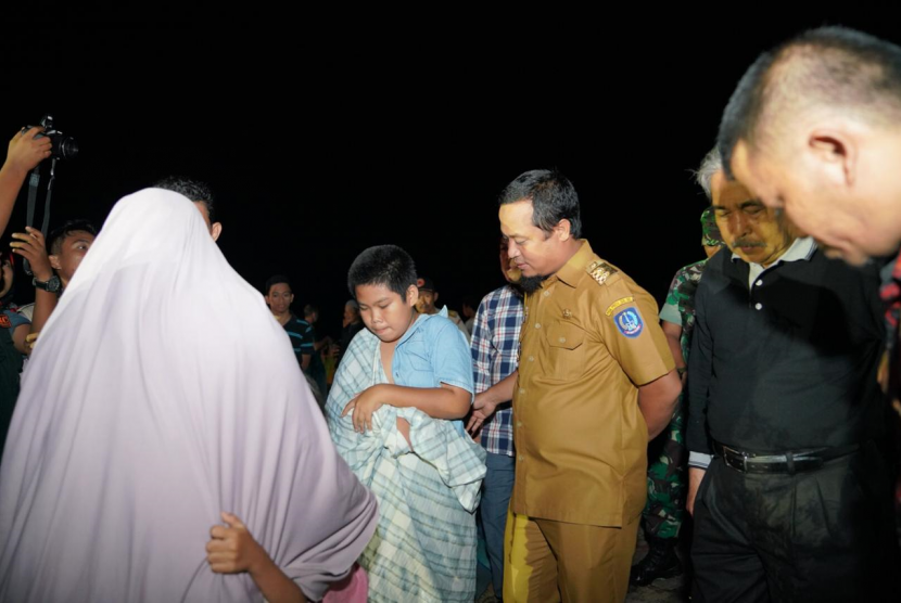 Wakil Gubernur Sulsel, Andi Sudirman Sulaiman, saat mengunjungi warga yang tertimpa musibah angin putin beliung di Sidrap, Sulawesi Selatan, Selasa (7/1).