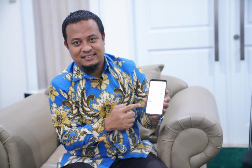 Wakil Gubernur Sulsel Andi Sudirman Sulaiman memperlihatkan handphone yang digunakannya mengisi data sensus penduduk 2020 secara online.
