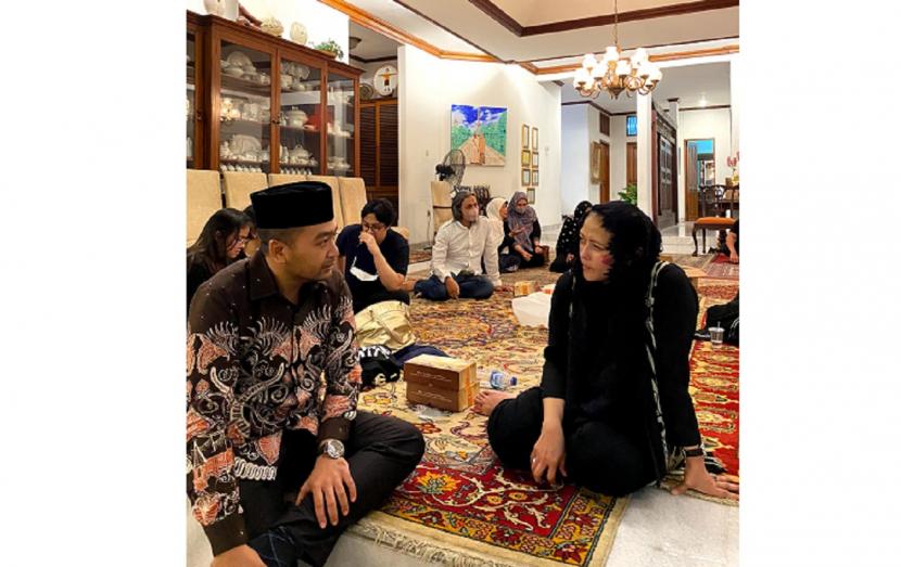 Wakil Gubernur Sumatera Barat, Audy Joinaldy, takziah ke rumah duka keluarga almarhum, mantan menteri perindustrian Fahmi Idris, di Mampang Prapatan, Jakarta Selatan.