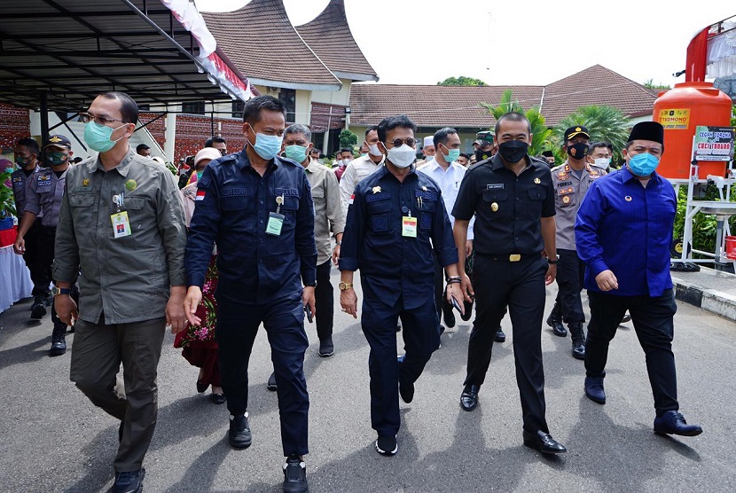 Wakil Gubernur Sumatera Barat Audy Jonaldy (kedua kiri) mendampingi Mentan Syahrul Yasin Limpo pada acara Expose Inovasi Buah Tropika, di Balai Buah Tropika, Kabupaten Solok, Sumatera Barat, Jumat (9/4).