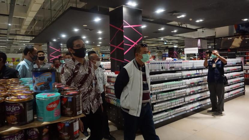 Wakil Gubernur Sumatera Barat Nasrul Abit bersama GM Transmart Padang Yudi Siswanto meninjau kesiapan mall Transmart Padang untuk menuju normal baru, Jumat (29/5)