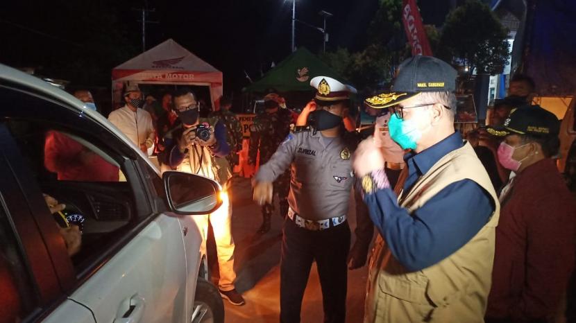 Wakil Gubernur Sumatera Barat Nasrul Abit hadang kendaraan yang ingin masuk ke wilayah Sumbar di Posko Covid-19 Perbatasan Sumbar-Riau Pangkalan Kabupaten Limapuluh Kota, Selasa dini hari (19/5) 