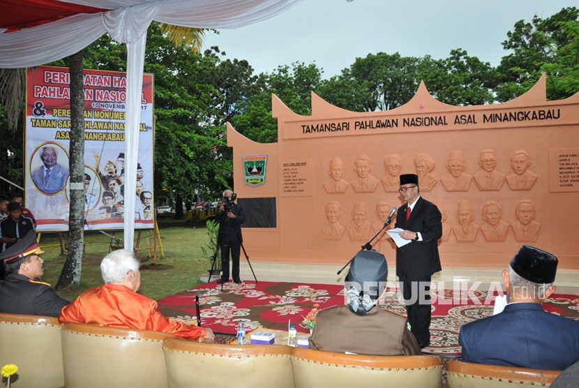 Wakil Gubernur Sumatera Barat Nasrul Abit meresmikan Monumen Taman Sari Pahlawan Nasional Asal Minangkabau yang diselenggarakan di Halaman Museum Adityawarman.