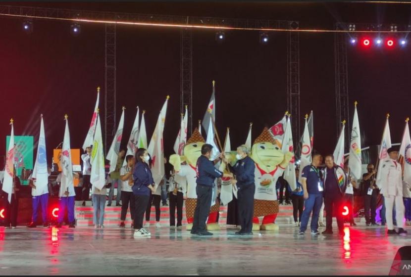 Wakil Gubernur Sumatera Barat (Sumbar) Audy Joinaldy hadir dalam upacara penutupan  Festival Olah raga Rekreasi Masyarakat Nasional (Fornas) ke-VI.