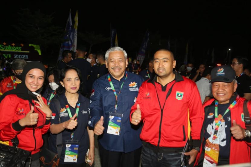 Wakil Gubernur Sumatera Barat (Sumbar) Audy Joinaldy, Jumat (1/7/2022) malam menghadiri pembukaan Festival Olahraga Rekreasi Nasional (Fornas) VI 2021 Sumatera Selatan, di Arena Dayung Jakabaring Sport City, Palembang, oleh Menteri Pemuda Olahraga Zainuddin Amali.