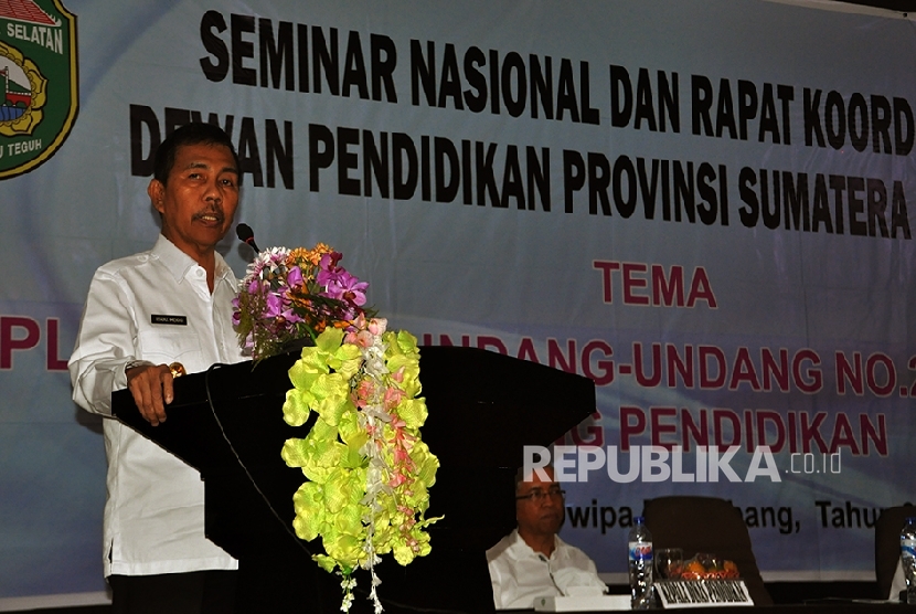 Wakil Gubernur Sumatera Selatan (Sumsel) Ishak Mekki memberikan sambutan pada pembukaan seminar nasional dan rapat koordinasi dengan tema Implementasi Undang-Undang Nomor 23 Tahun 2014 Bidang Pendidikan .