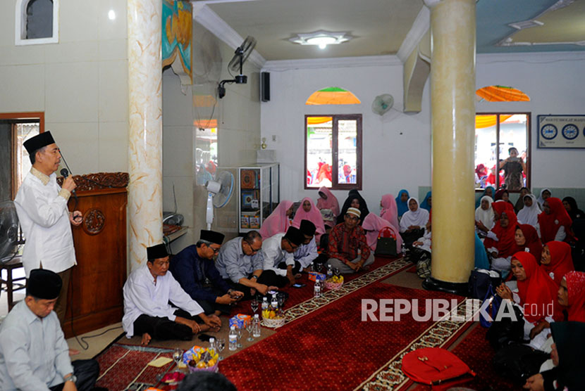 Wakil Gubernur Sumatera Selatan (Wagub Sumsel) Ishak Mekki, Senin (9/10) menghadiri pengajian ibu-ibu atau majelis taklim di Masjid Al-Hikmah Kecamatan Talang Kelapa, Kabupaten Banyuasin.
