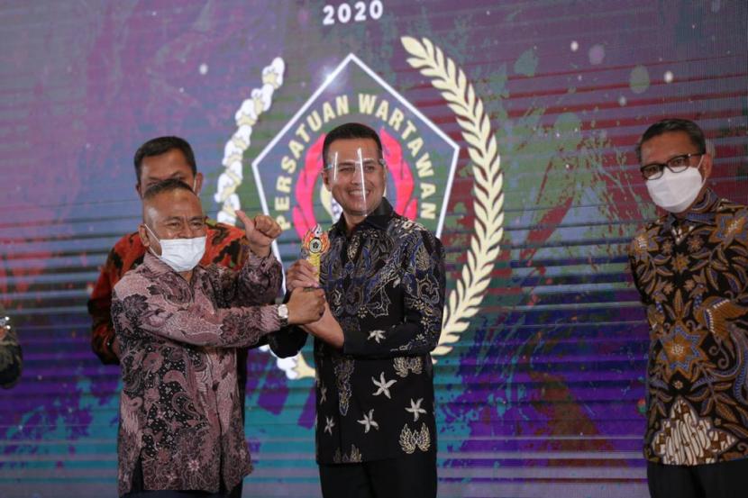Wakil Gubernur Sumatra Utara Musa Rajekshah (tengah) saat menerima penghargaan tokoh penggerak olahraga di Jakarta, Rabu (16/12).
