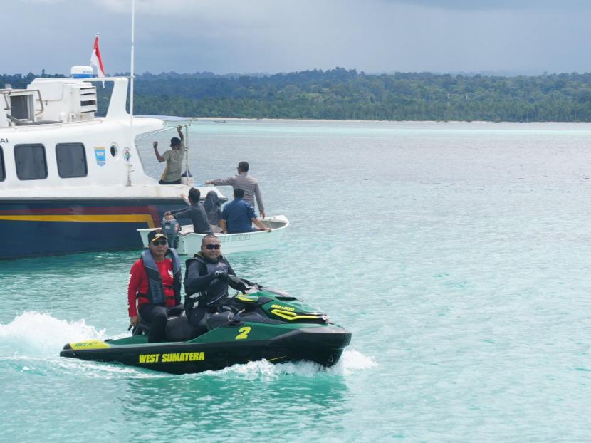 Wakil Gubernur Sumbar, Audy Joinaldy kembali menjajal jalur laut Padang-Mentawai sepanjang 100 Mil dengan Jetski, Senin (5/12/2022). Kunjungan Wagub Sumbar ini begitu berkesan. 