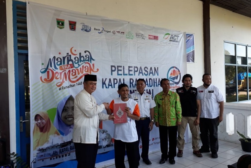Wakil Gubernur Sumbar Nasrul Abit bersama ACT dan Wakil Wali Kota Padang Hendri Sapta melepaskan kapal kemanusiaan yang membawa bantuan untuk warga di Kepualauan Mentawai di Pelabuhan Bungus, Kot Padang, Jumat (24/5)