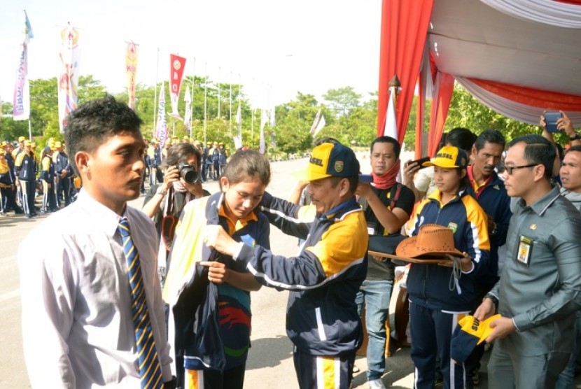 Wakil Gubernur Sumsel Ishak Mekki melepas kontingen Sumsel yang akan berlaga di PON XIX Jabar, Jumat (9/9).