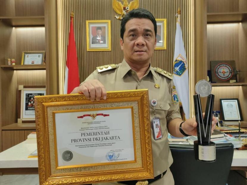 Wakil Gubernur (Wagub) DKI Jakarta, Ahmad Riza Patria menerima penghargaan KPPU Award 2021.
