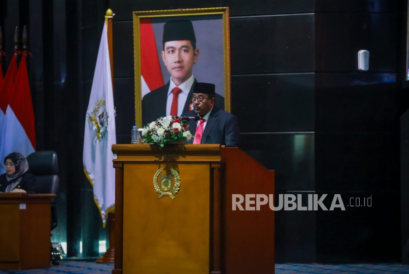 Wakil Gubernur (Wagub) DKI Jakarta Rano Karno saat menghadiri rapat paripurna di Gedung DPRD DKI Jakarta, Jalan Kebon Sirih, Selasa (10/6/2025). 