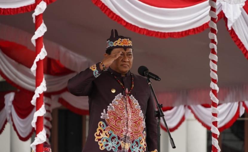 Wakil Gubernur (Wagub) H. Edy Pratowo Ketika menjadi Inspektur Upacara peringatan Hari Jadi ke-22 Kabupaten Gunung Mas, Jumat (21/6/2024).