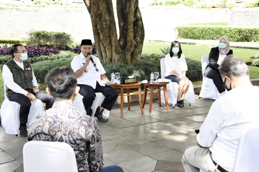 Wakil Gubernur (Wagub) Jawa Barat (Jabar) Uu Ruzhanul Ulum menyerahkan penghargaan kepada 5 Besar Juara 