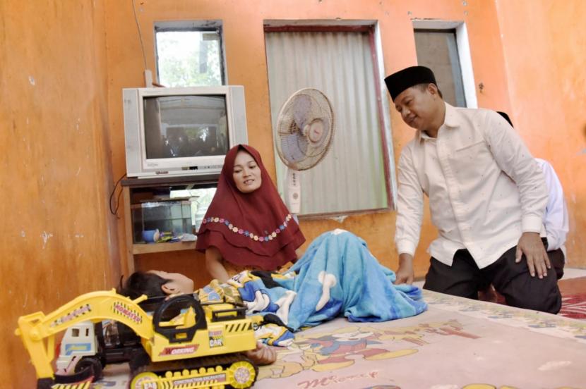 Wakil Gubernur (Wagub) Jawa Barat (Jabar) Uu Ruzhanul Ulum menengok anak korban malapraktik ayah kandungnya di Desa Jayamukti, Kecamatan Leuwisari, Kabupaten Tasikmalaya, Jumat (23/12/2022).