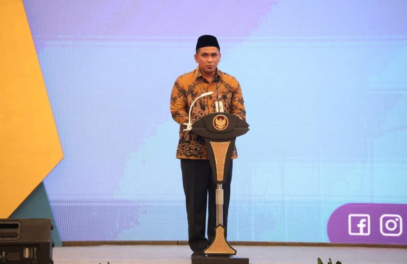 Wakil Gubernur (Wagub) Jawa Tengah Taj Yasin Maimoen memberikan sambutan kepada peserta pada pembukaan acara Halal 20 Indonesia 2022, di Hotel Padma Semarang, Kamis (17/11). Pemprov Jateng Dorong UMKM Perkuat Pasar Industri Halal
