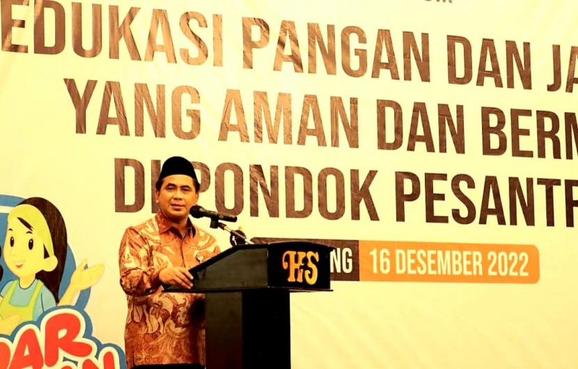 Wakil Gubernur (Wagub) Jawa Tengah, Taj Yasin Maimoen, saat memberi sambutan pada pembukaan acara ‘Edukasi Pangan dan Jajanan yang Aman dan Bermutu di Ponpes’ yang dilaksanakan di Hotel Santika, Semarang, Jumat (16/12).
