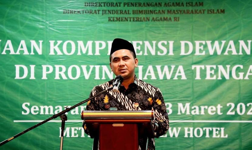  Wakil Gubernur (Wagub) Jawa Tengah, Taj Yasin Maimoen, menyampaikan sambutan pada acara Pembinaan Kompetensi Dewan Hakim MTQ oleh Kementerian Agama (Kemenag) RI, yang dilaksanakan di Hotel Metro Semarang, Rabu (1/3) malam.