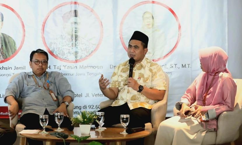   Wakil Gubernur (Wagub) Jawa Tengah, Taj Yasin Maimoen (tengah).