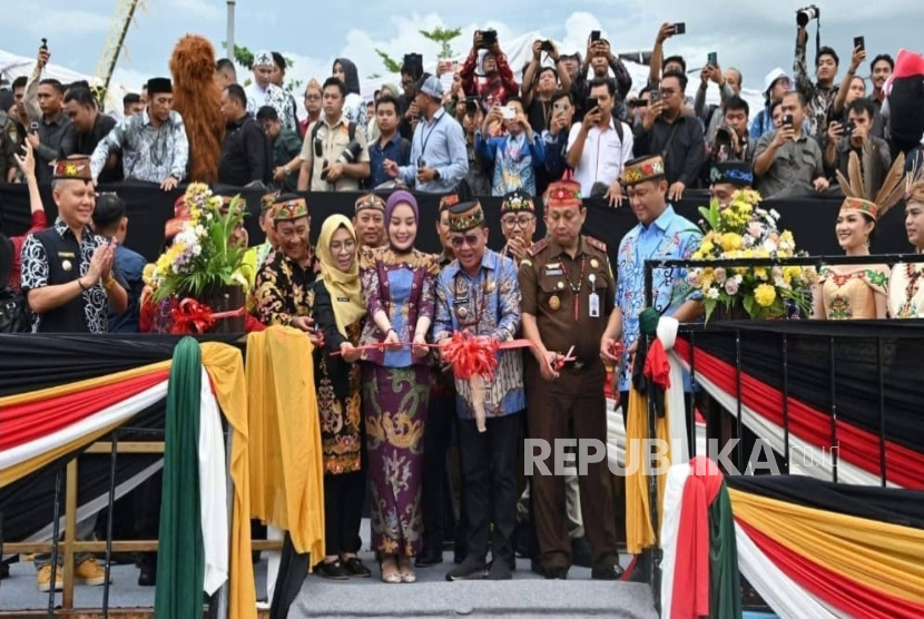 Wakil Gubernur (Wagub) Kalimantan Tengah (Kalteng) Edy Pratowo meresmikan operasional kapal wisata susur sungai di Dermaga Flamboyan Bawah, Kota Palangka Raya, Kamis (22/5/2025).