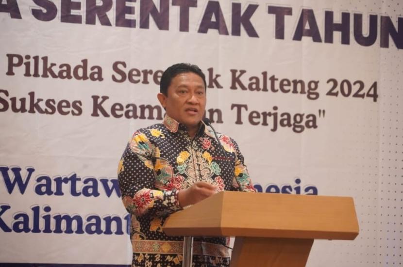 Wakil Gubernur (Wagub) Kalteng H. Edy Pratowo Ketika membuka Diskusi Publik Jelang Pilkada Tahun 2024, yang bertemakan ”Mengawal Pilkada Serentak Kalteng 2024”, di Palangka Raya, Kamis (20/6/2024).