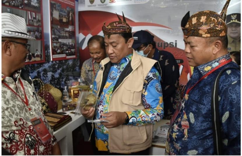 Wakil Gubernur (Wagub) Kalteng H. Edy Pratowo mengunjungi pameran yang ada di Alun-Alun Kota Surabaya, Provinsi Jawa Timur, Kamis (1/12/2022). 