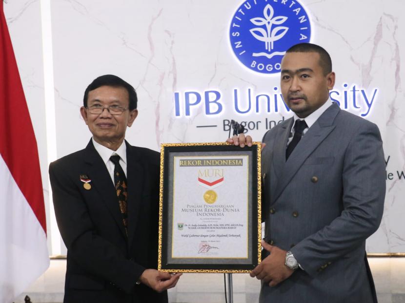 Wakil Gubernur (Wagub) Sumbar, Audy Joinaldy, mendapat penghargaan dari Museum Rekor Dunia Indonesia (MURI) kategori Wakil Gubernur dengan Gelar Akademik Terbanyak.